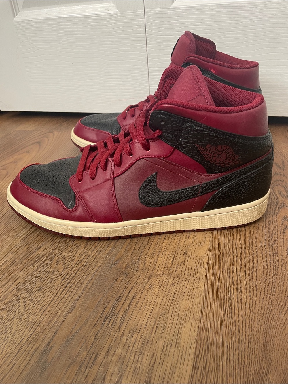 Jordan 1 Retro Mid Team Red Black Size13 554724 601 GUC